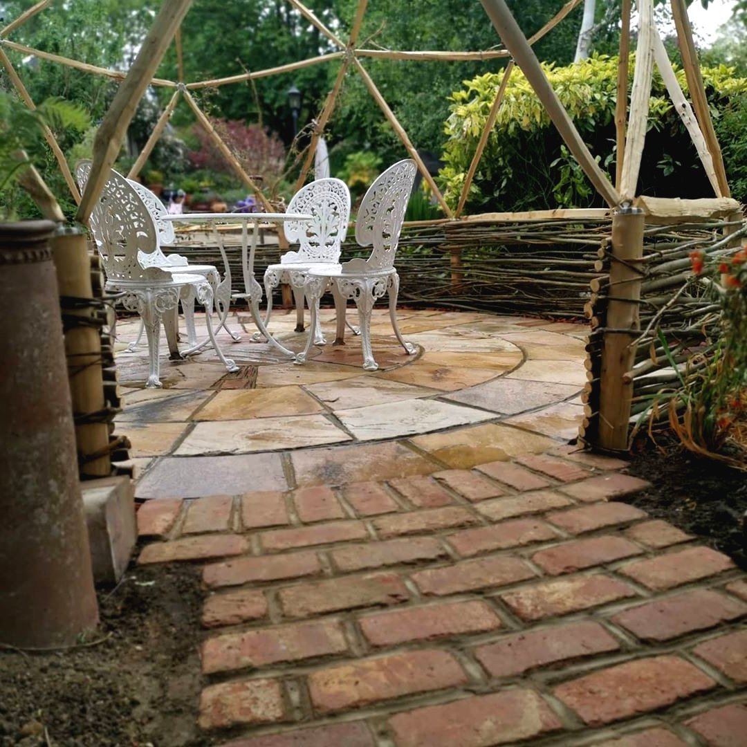 Необычное патио своими руками на даче - фото 13