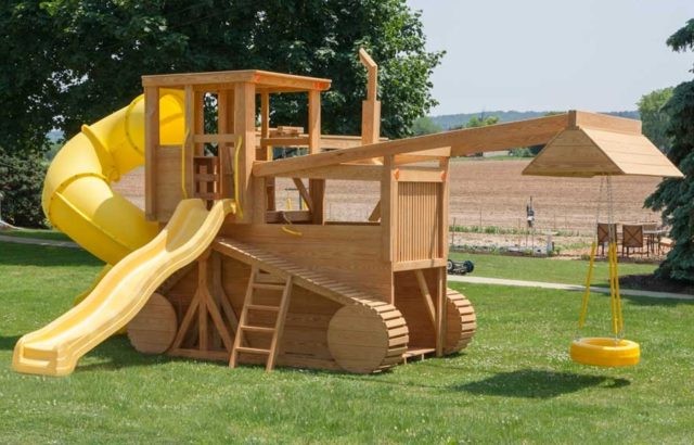 Деревянная детская площадка - фото