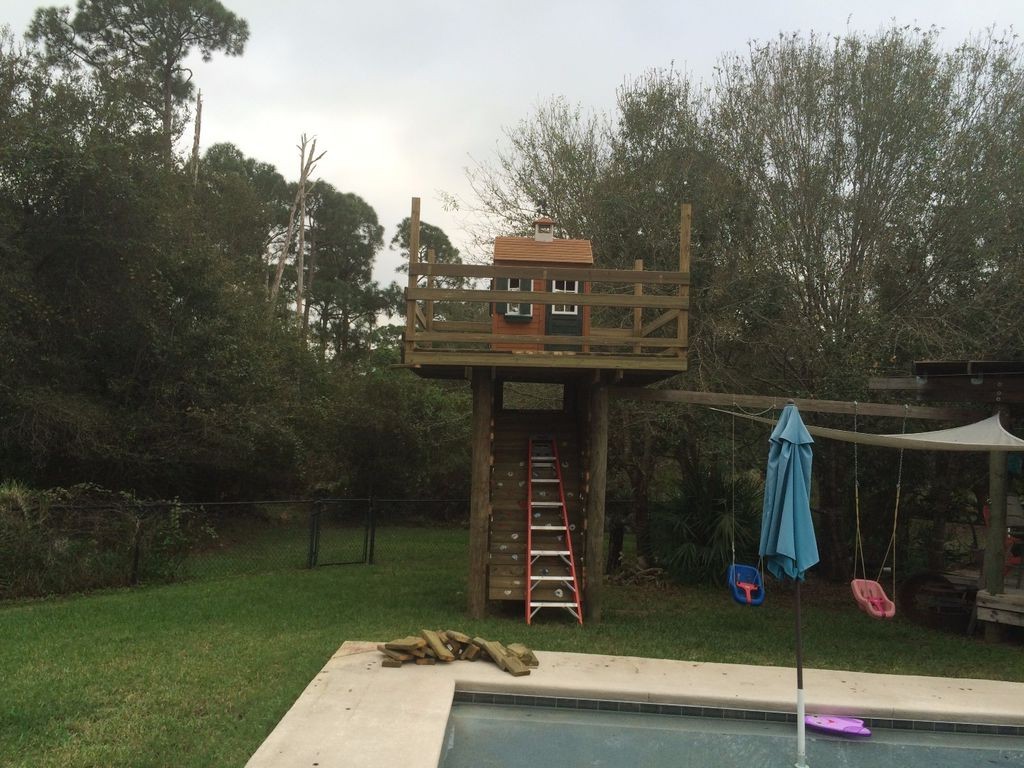 Детский дом на столбах со стеной для скалолазания - фото 18