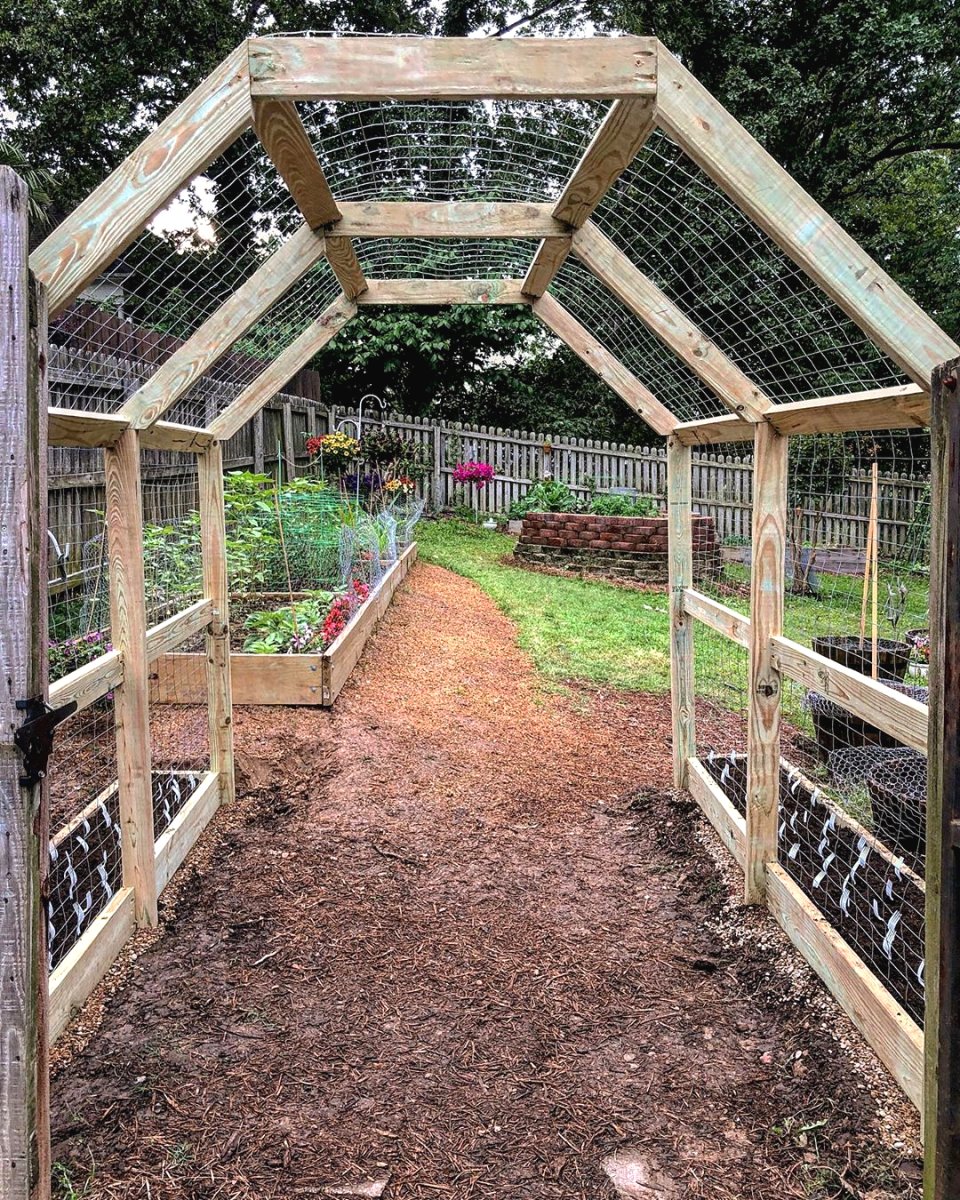 Красивая садовая арка из дерева - фото 2