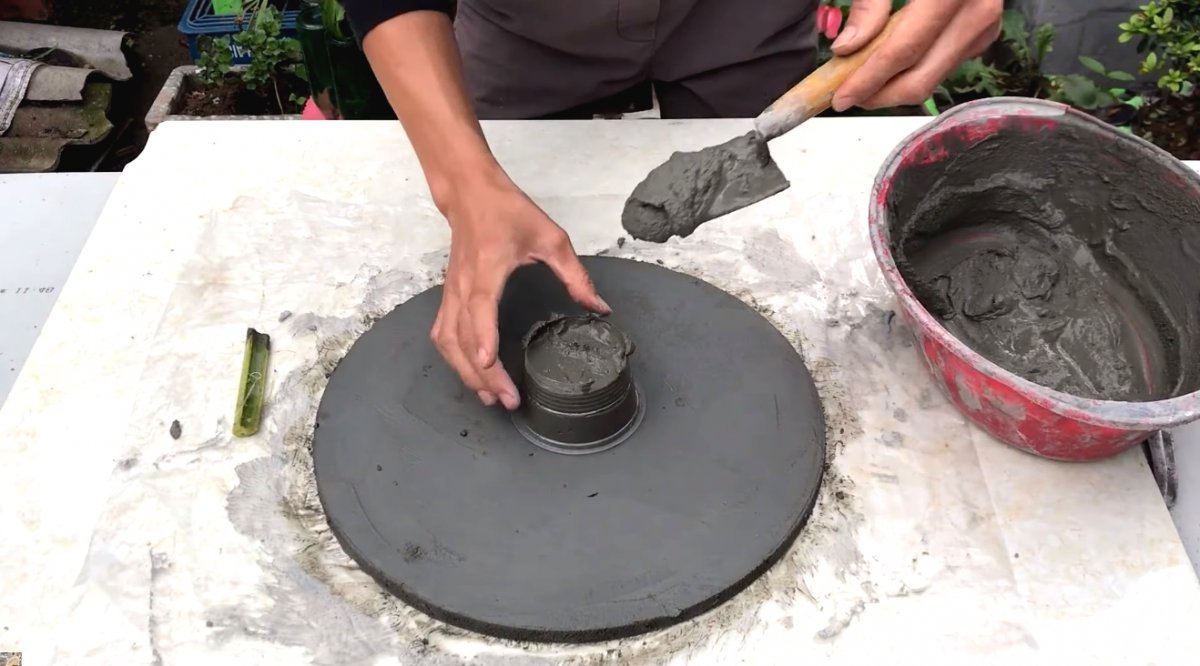 Цветочный горшок из цемента и старой шапки - фото 12