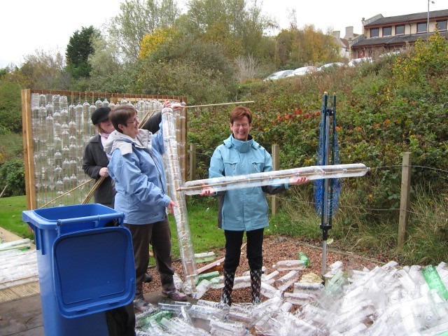 Необычная беседка из пластиковых бутылок - фото 11