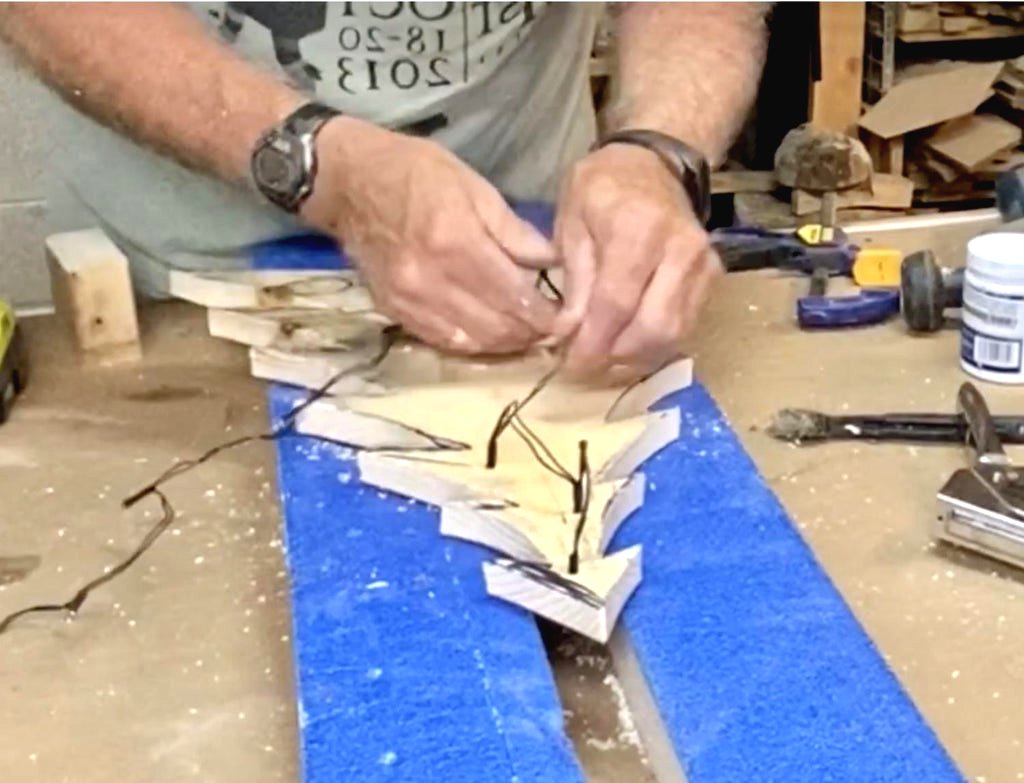 Новогодняя елка своими руками из дерева - фото 6