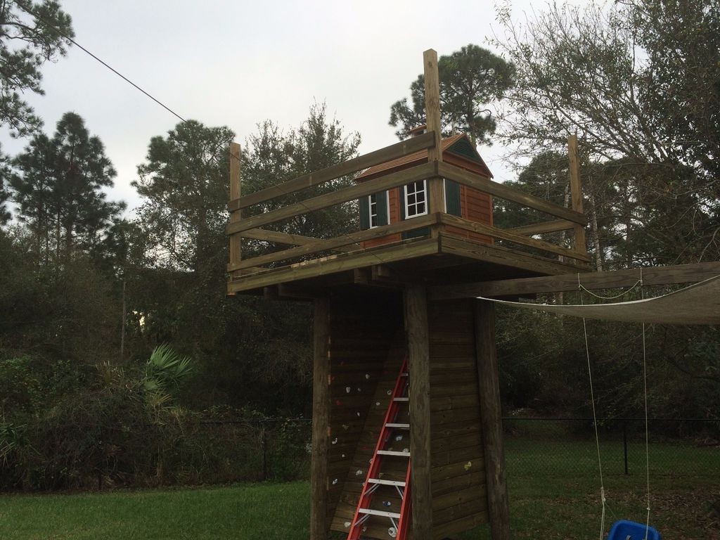 Детский дом на столбах со стеной для скалолазания - фото 17