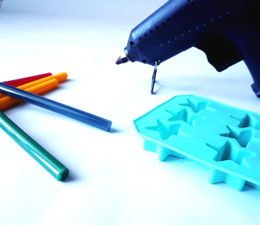 Новогодняя гирлянда с помощью горячего клея - фото 2