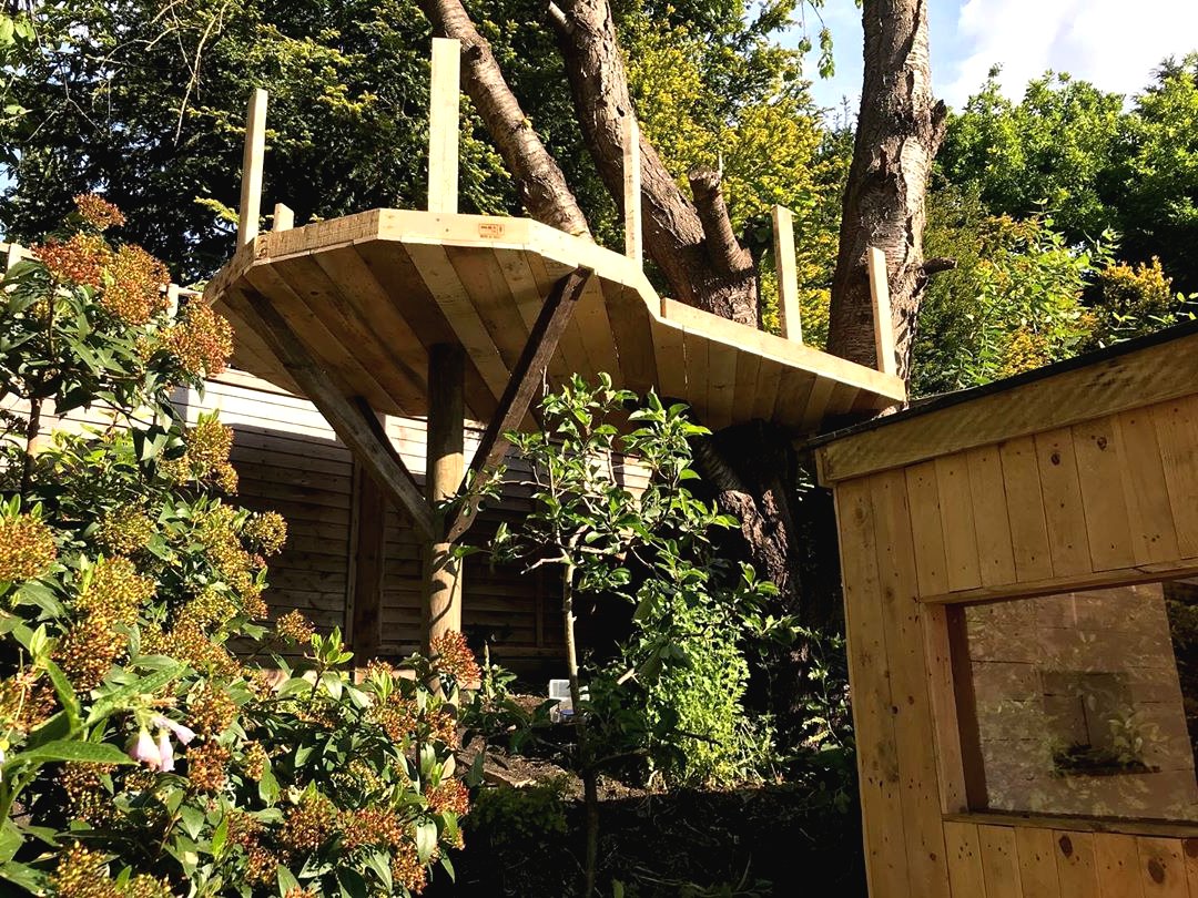 Необычный детский домик на дереве с горкой - фото 15