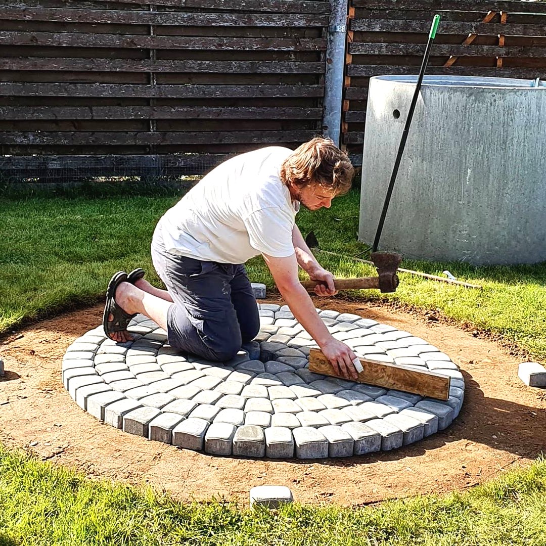 Как можно красиво оформить клумбу для цветов своими руками - фото 7