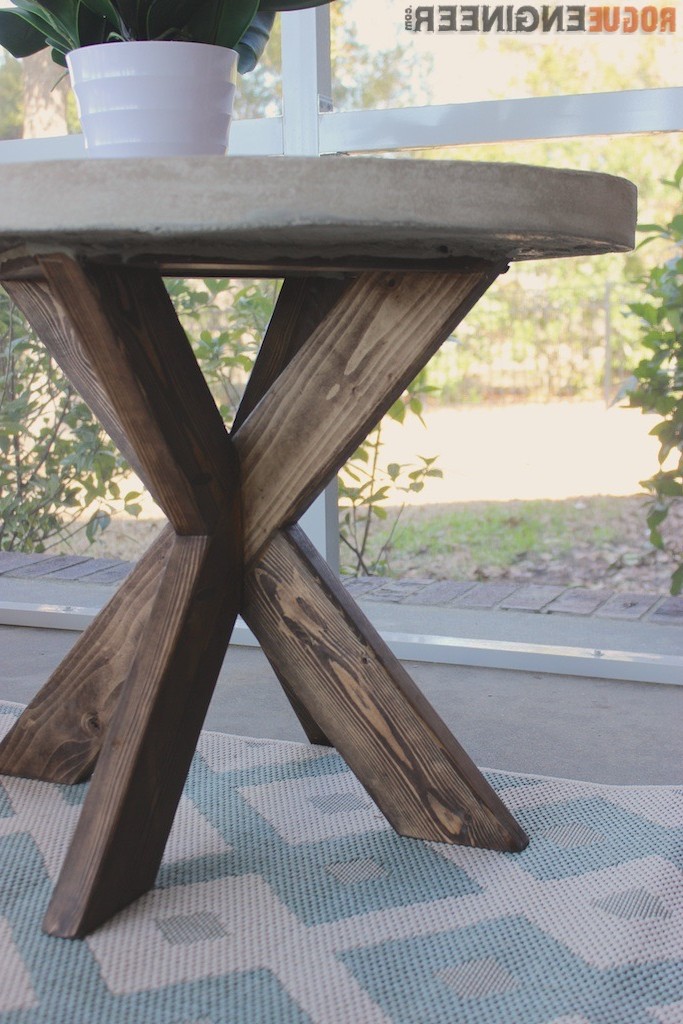 Необычный приставной столик из бетона  - фото 4