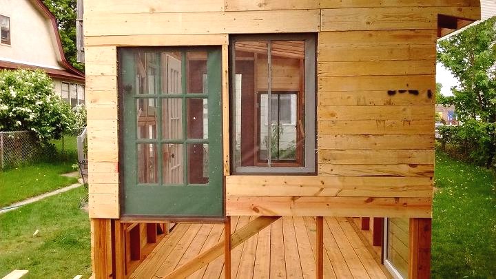 Садовая беседка из старых окон - фото 11