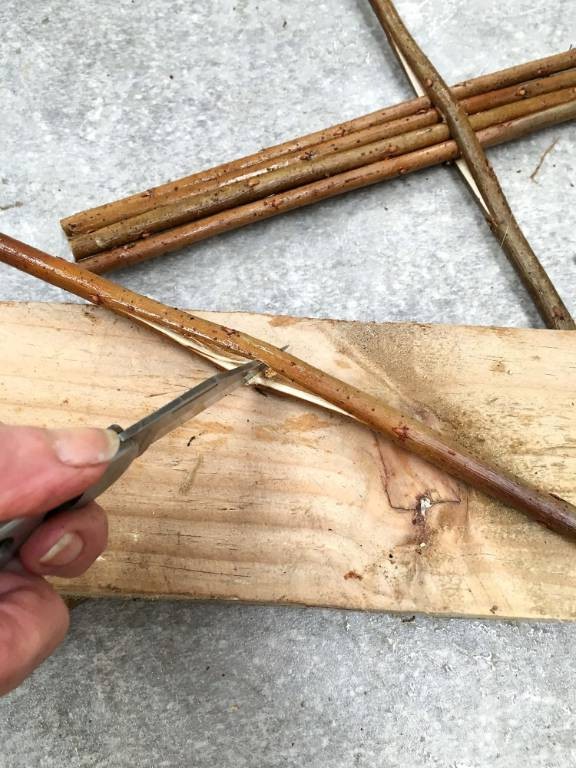 Плетеная корзина из веток - фото 3