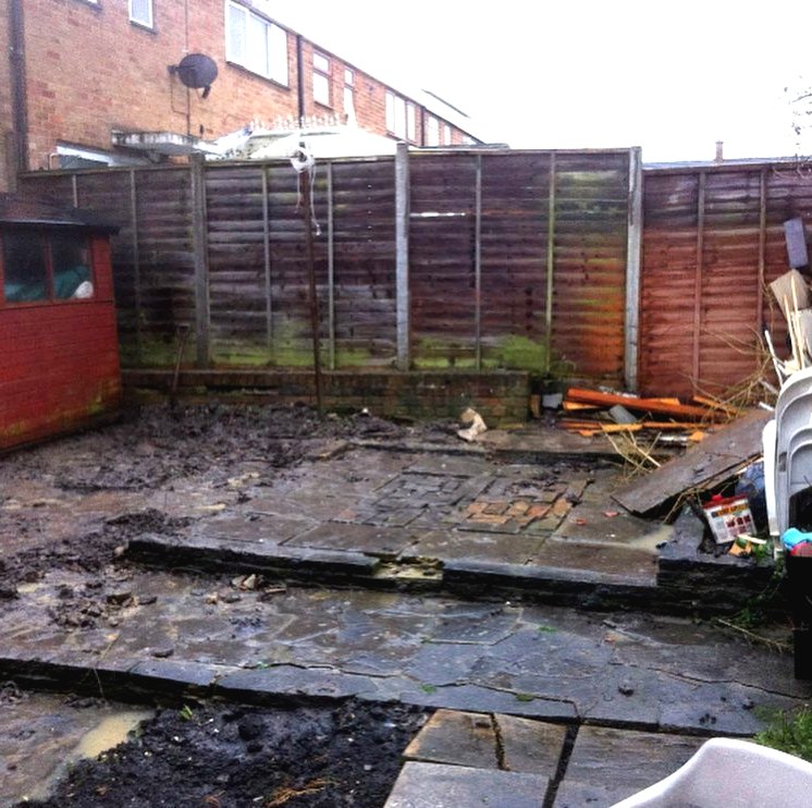 Красивая угловая беседка из дерева - фото 3