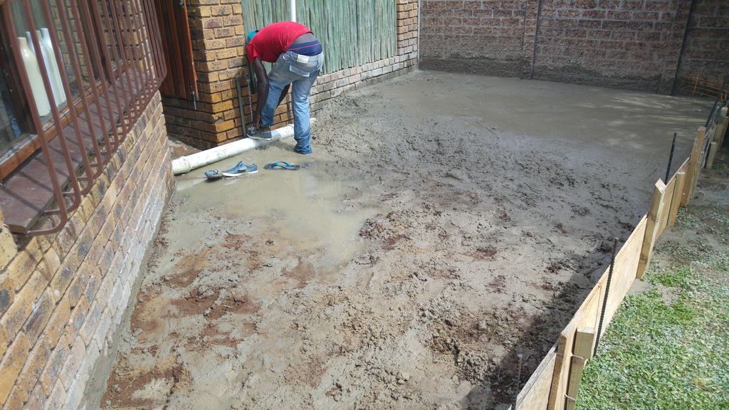 Интересная  летняя кухня под беседкой из перголы - фото 13