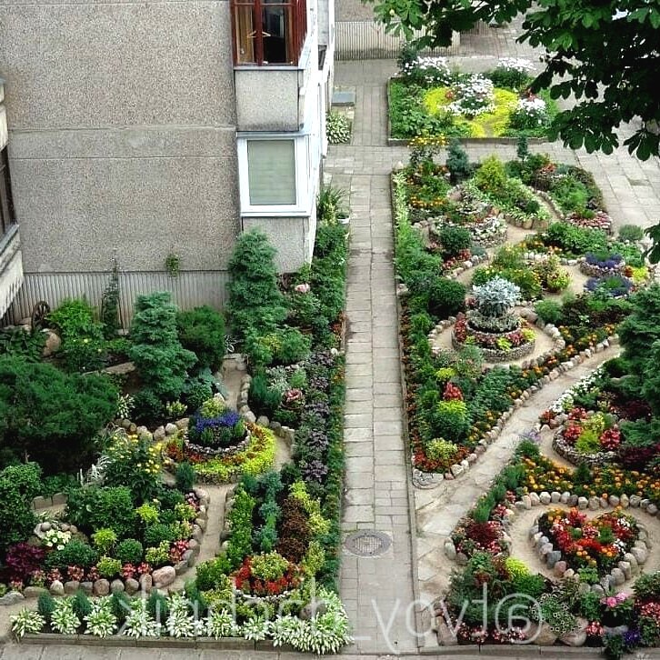 Интересное оформление клумб на даче - фото 2