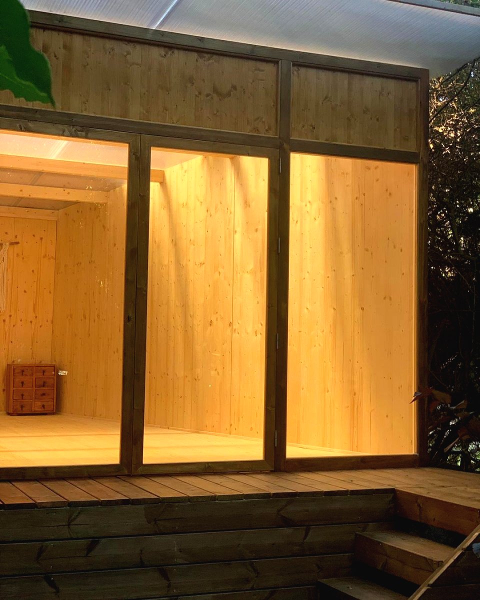 Интересный вариант закрытой беседки - фото 11