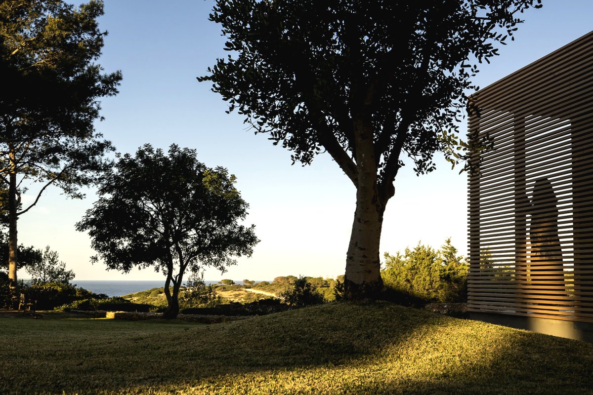 Необычная закрытая беседка с террасой из дерева - фото 8