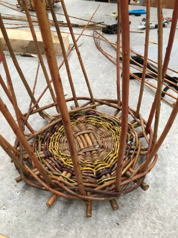 Плетеная корзина из веток - фото 9