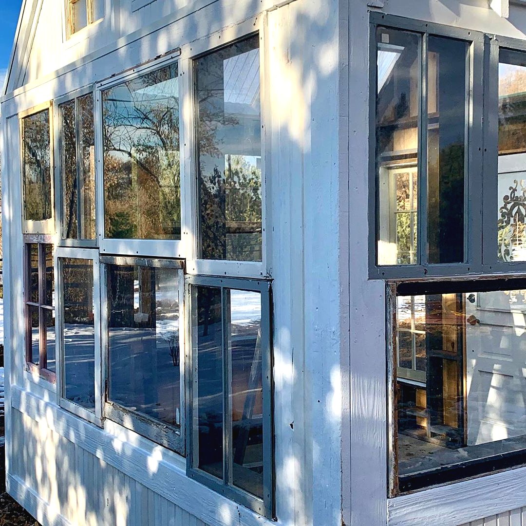 Оригинальная оранжерея из старых стекол - фото 9