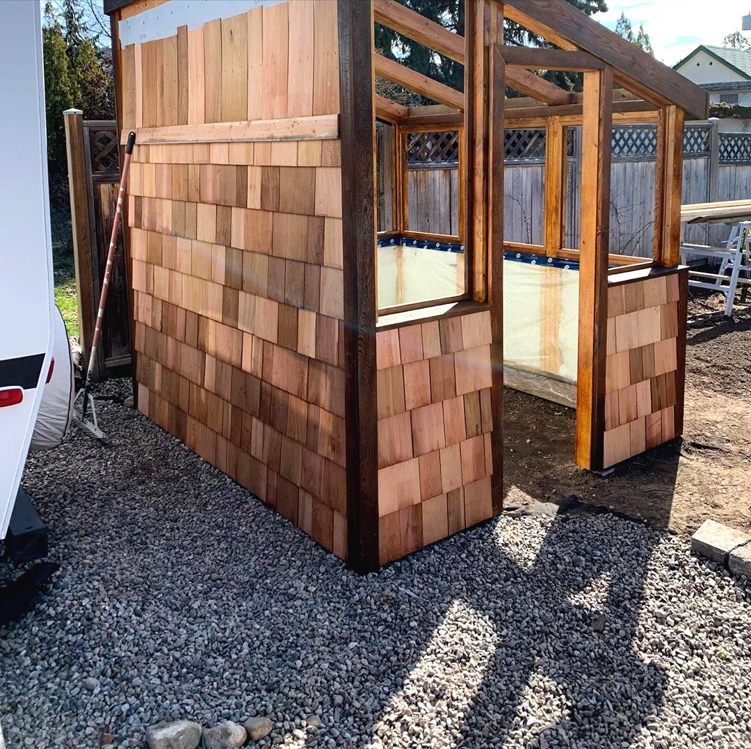 Как собрать небольшой парник из дерева - фото 9