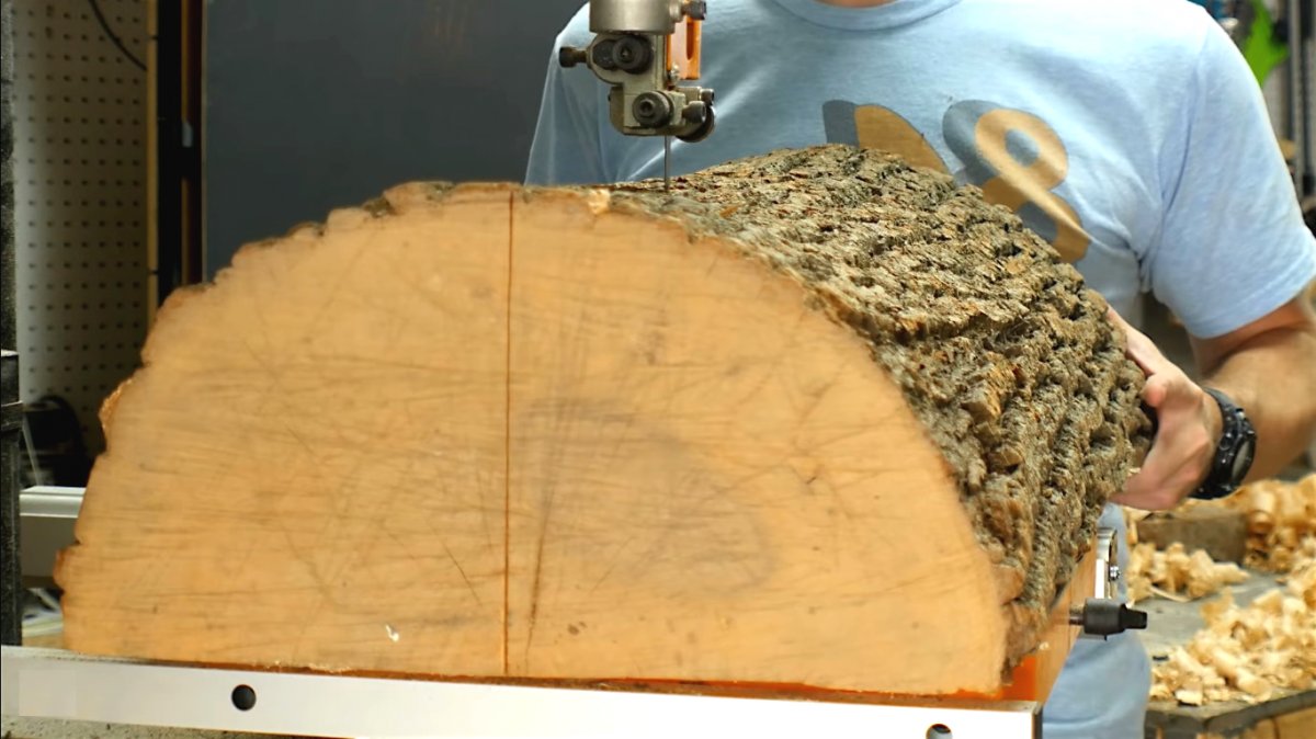 Как сделать скамью из бревна с местом для хранения - фото 3