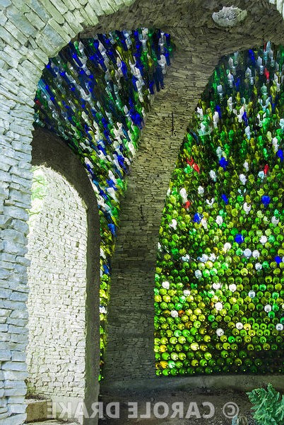 Сад в котором иглу из пустых бутылок вина - фото 4