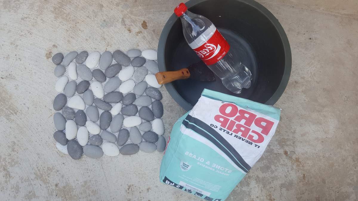 Как облицовать стену патио за один день плитками из гальки - фото 3