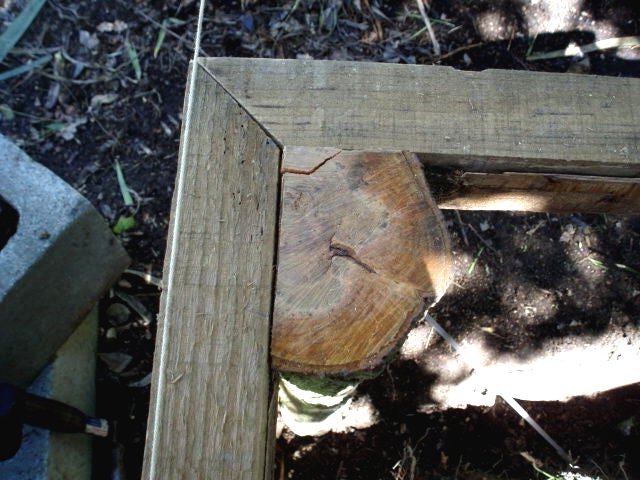 Клумба из веток - фото 7