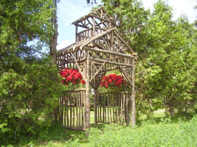 Беседка из стволов деревьев - фото 8