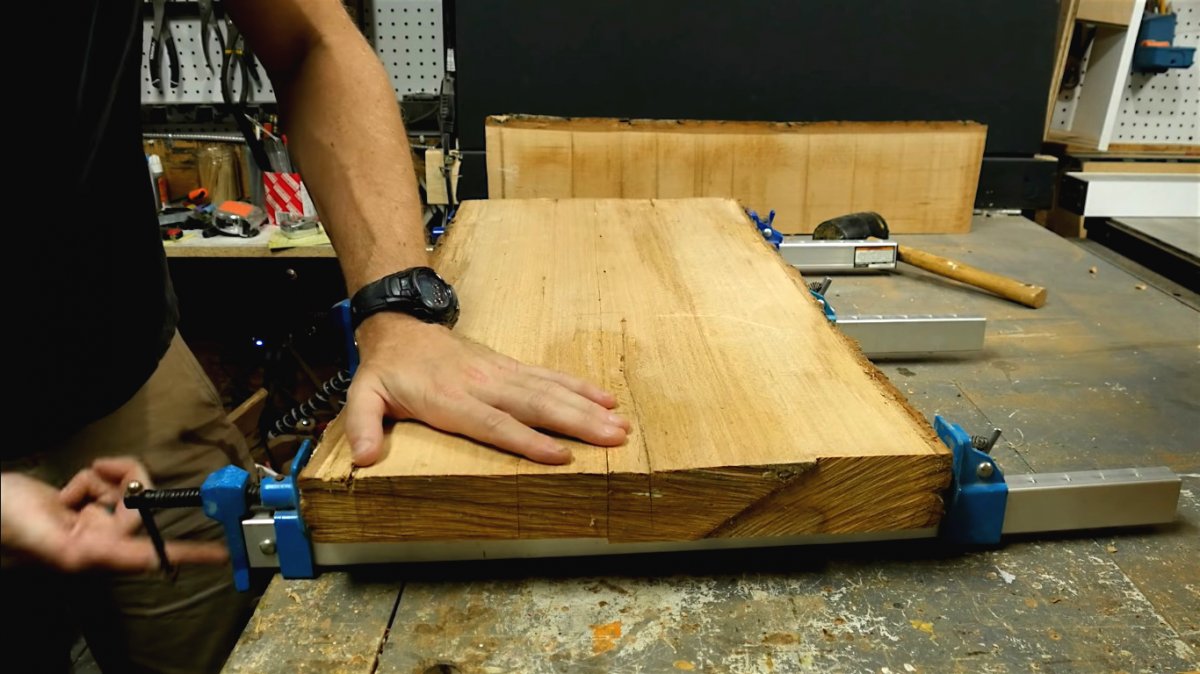 Как сделать скамью из бревна с местом для хранения - фото 9