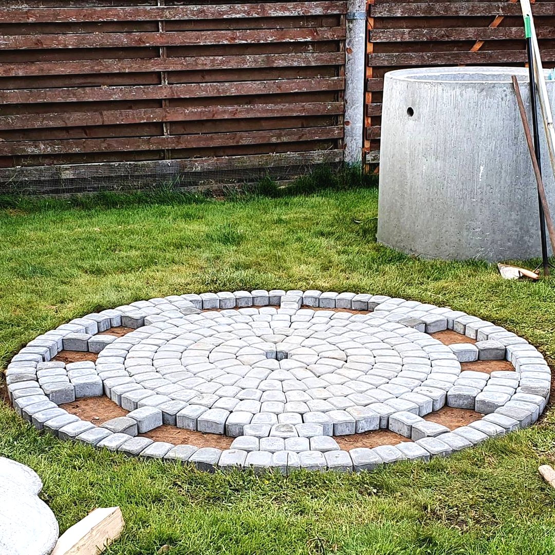 Как можно красиво оформить клумбу для цветов своими руками - фото 8