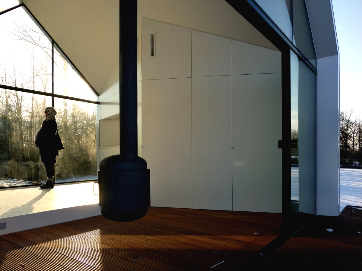 Деревянный дом на берегу реки или озера - фото 12