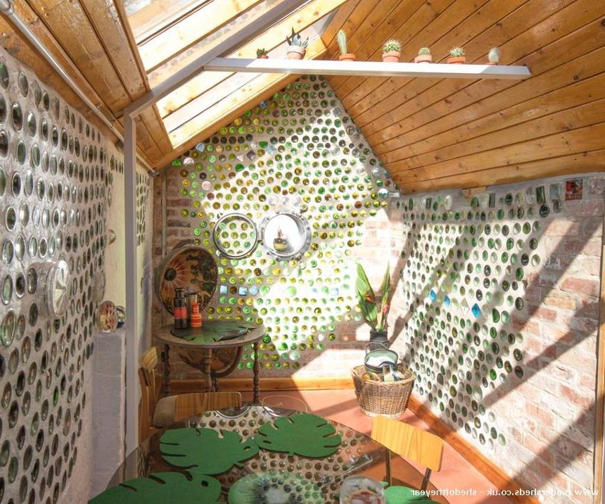 Дом из стеклянных бутылок - фото 3