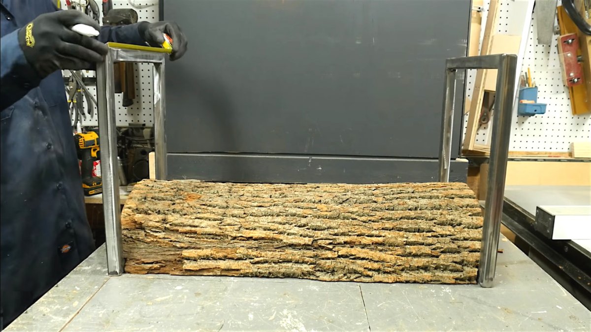 Как сделать скамью из бревна с местом для хранения - фото 22