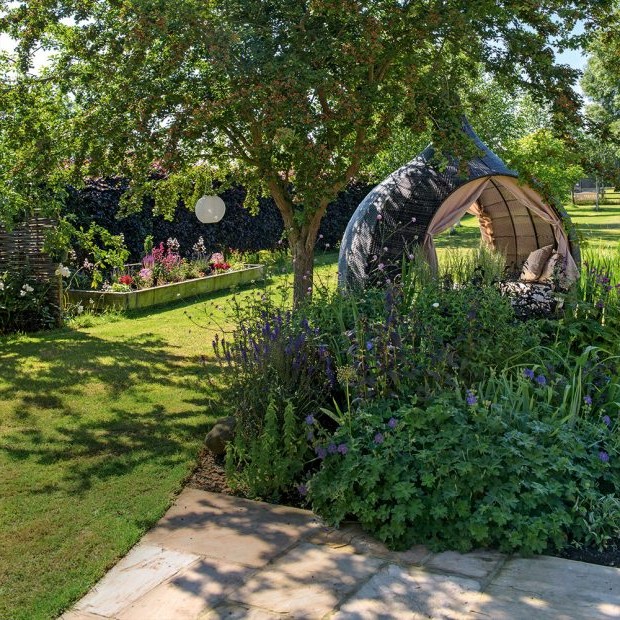Сад с роскошной кушеткой - фото