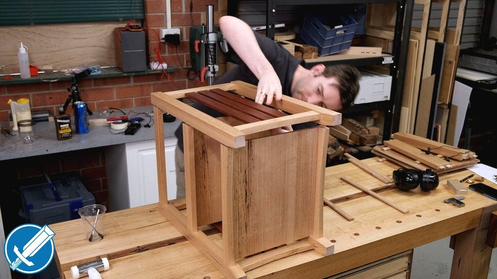 Необычный прикроватный столик - фото 9