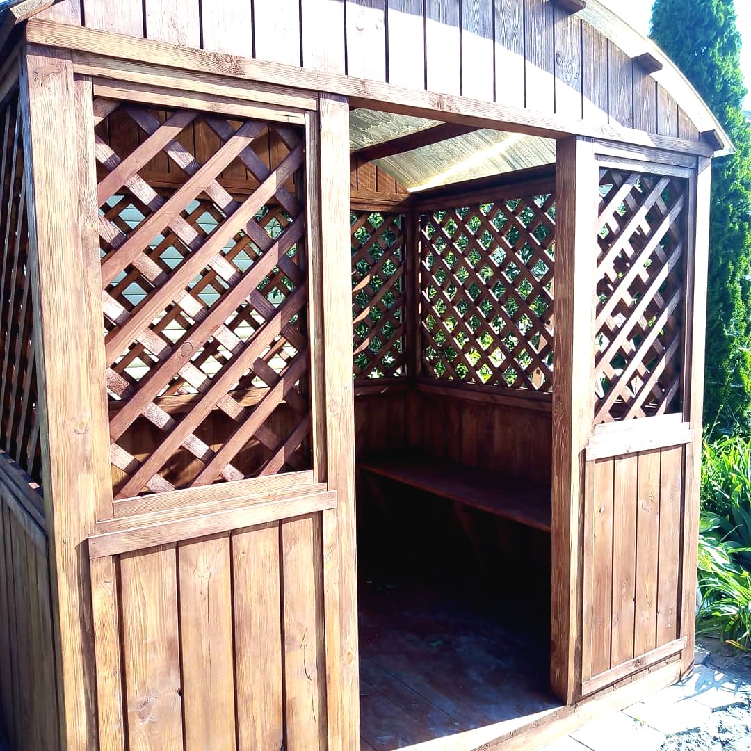 Интересная беседка из дерева - фото 7