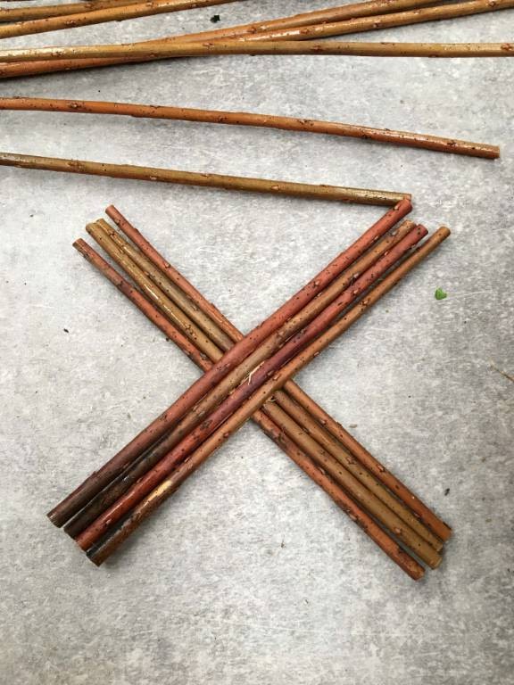 Плетеная корзина из веток - фото 4