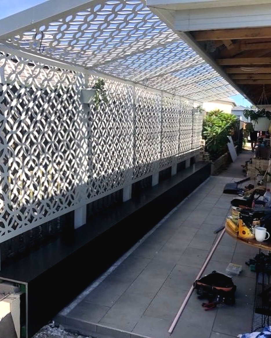 Необычное ограждение между забором и домом - фото 3