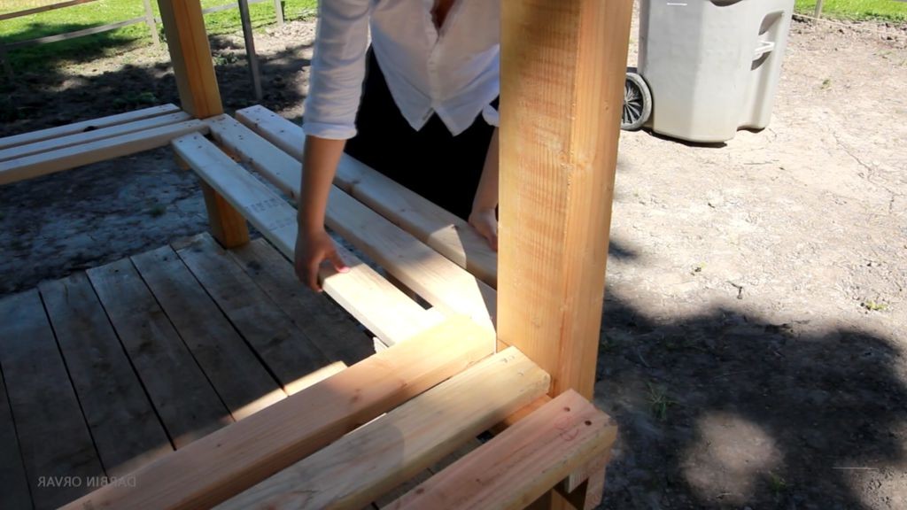 Уютная беседка с декоративной решеткой - фото 19