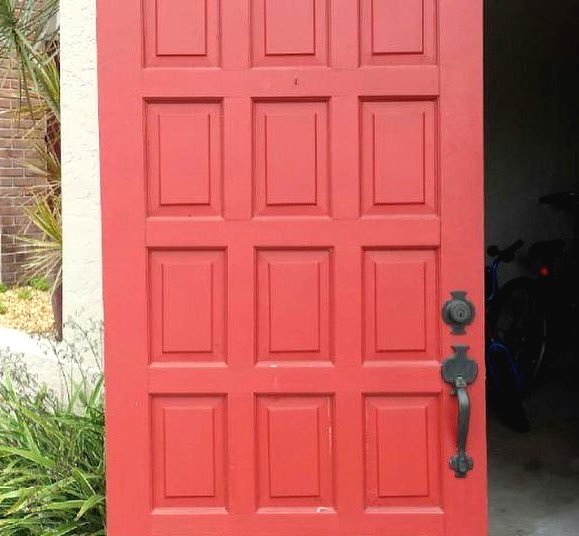 Интересный шкаф из двери - фото 2