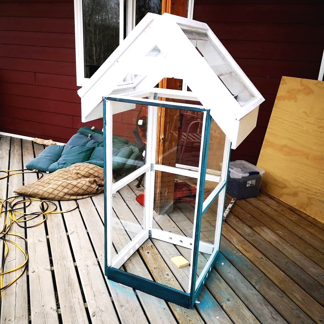 Мини теплица для улицы из оконных рам для комнатных цветов - фото 15