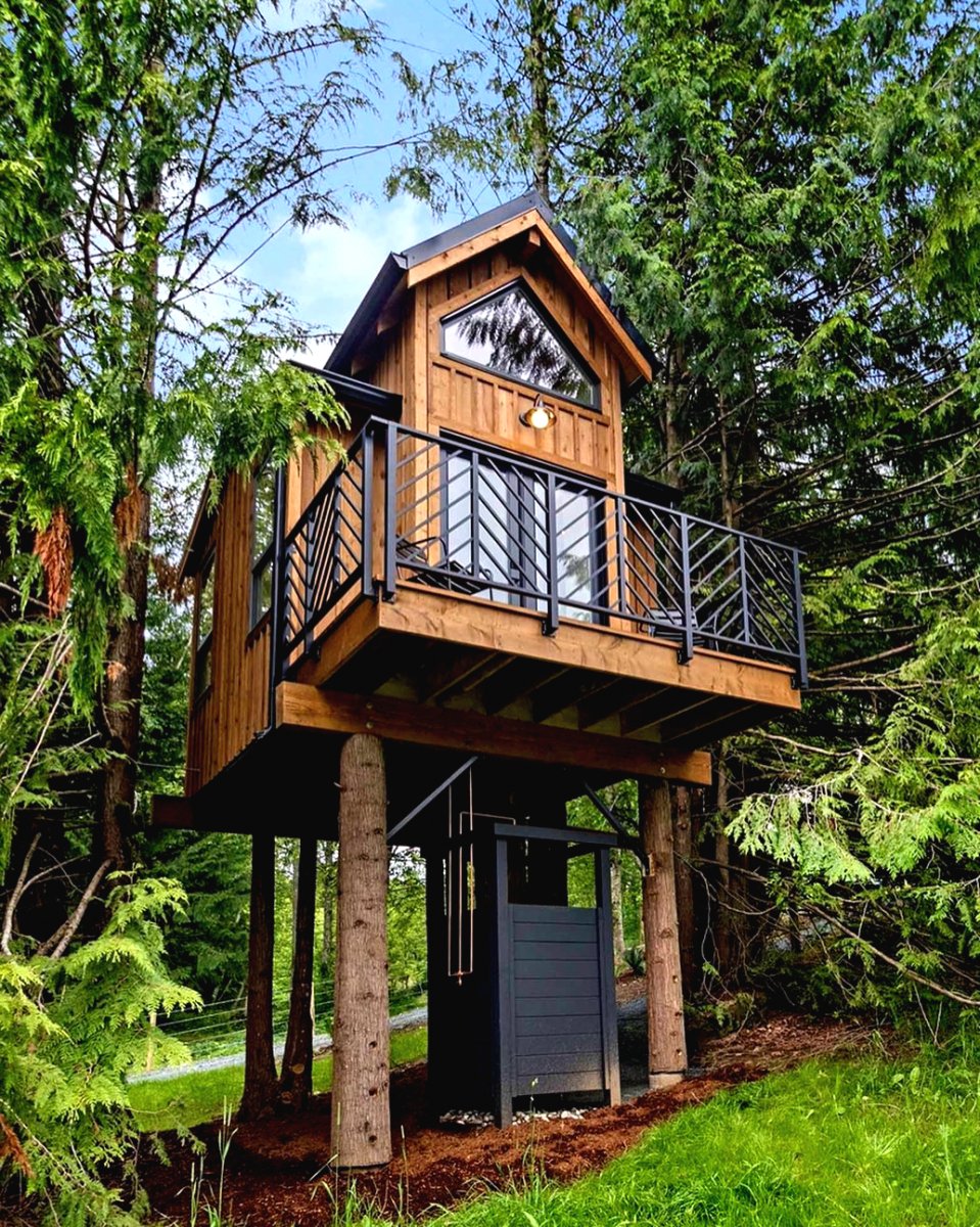 Необычный домик из дерева для дачи - фото 13