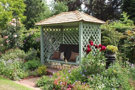 Необычная беседка с подвесными качелями - фото 2