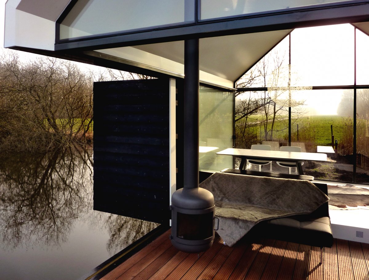 Деревянный дом на берегу реки или озера - фото 9