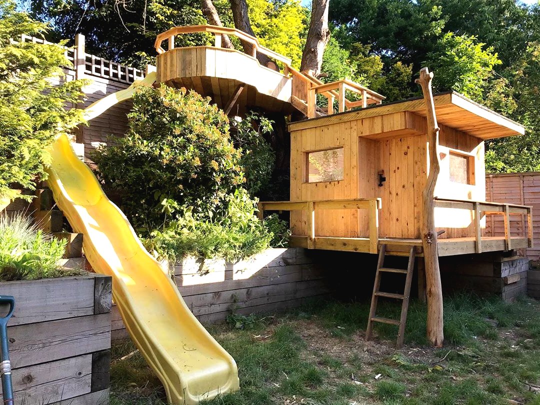 Необычный детский домик на дереве с горкой - фото 22