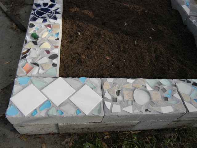 Интересная грядка из шлакоблока и мозаичной плитки - фото 11