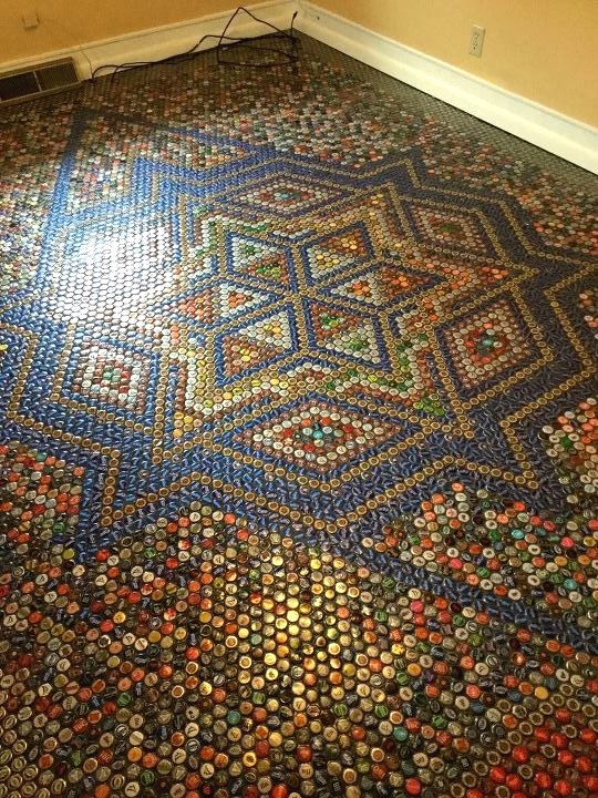 Необычный пол из пивных крышек - фото 6