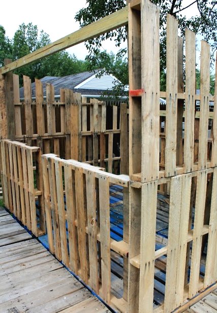 Деревенский сарай из поддонов и жестяных банок - фото 4