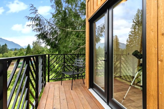 Необычный домик из дерева для дачи - фото 4