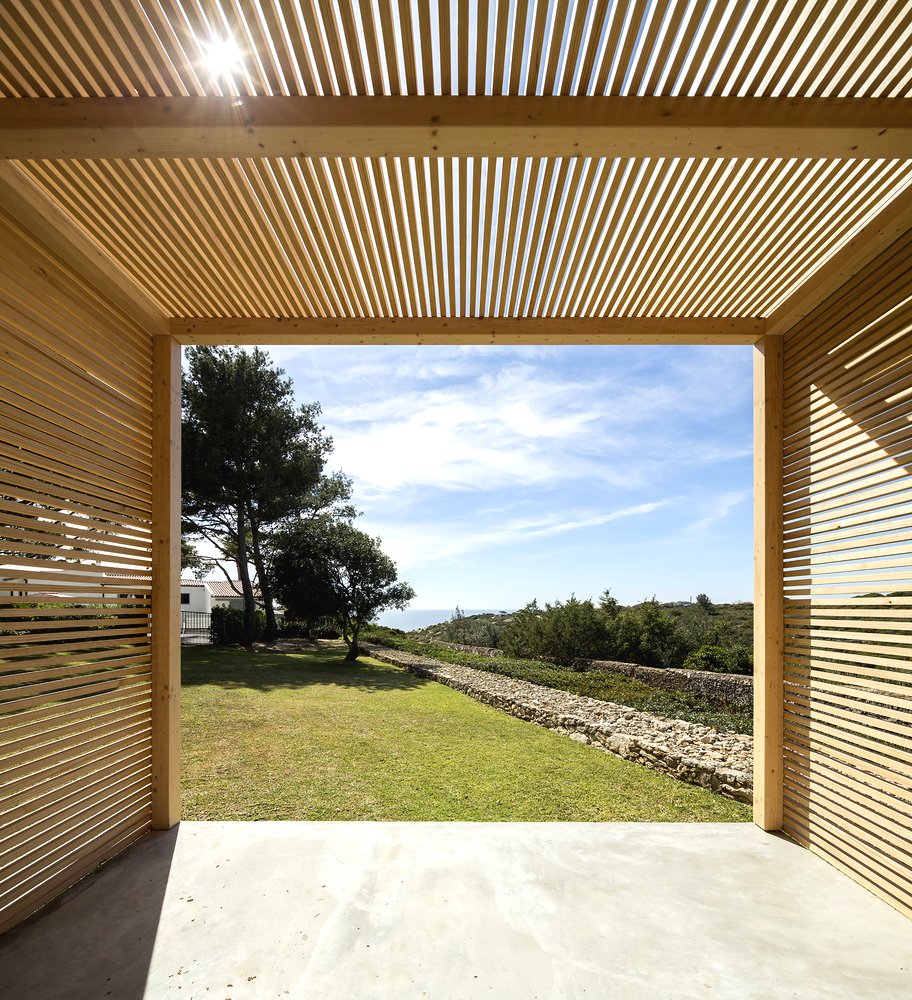 Необычная закрытая беседка с террасой из дерева - фото 11