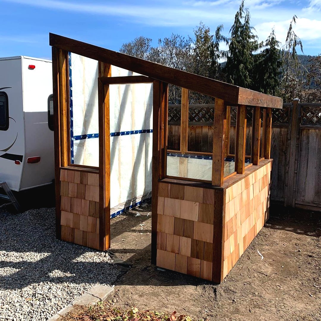 Как собрать небольшой парник из дерева - фото 7